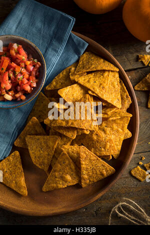 Hausgemachte Kürbis-Tortilla-Chips mit Salz und Gewürzen Stockfoto