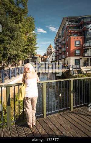 Eine Frau mittleren Alters in der Nähe der Themse in Kingston-upon-Thames, Surrey, England, Großbritannien Stockfoto