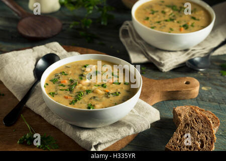 Hausgemachte Weiße Bohnensuppe mit Petersilie und Brot Stockfoto