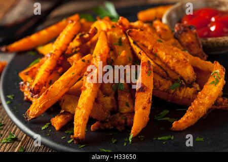 Hausgemachte Bio Kürbis Pommes Frites mit Ketchup Stockfoto