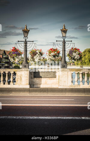 Hängekörbe an der Kingston Bridge, Kingston-upon-Thames in Surrey, England, Großbritannien Stockfoto