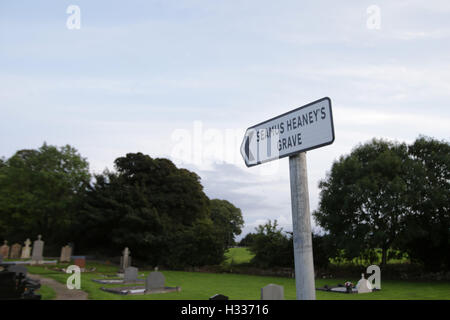 Der Grundstein für Seamus Heaney ist Grab, eingeschrieben mit einem Zitat aus einem seiner Gedichte. Der Dichter von Bellaghy, Grafschaft Londo Stockfoto