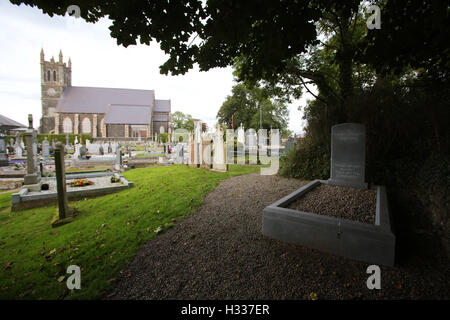 Der Grundstein für Seamus Heaney ist Grab, eingeschrieben mit einem Zitat aus einem seiner Gedichte. Der Dichter von Bellaghy, County Londonderry, starb in einem Krankenhaus in Dublin am 30. August 2013, im Alter von 74. Die Inschrift auf seinem Grabstein ist eine Zeile aus Heaneys Gedicht The Kies Walks, die er in seiner Dankesrede 1995 Nobelpreis verwendet. Es liest: "Walk on Air gegen Ihr besseres Wissen." Heaney Denkmal befindet sich in einer Ecke der Friedhof angrenzenden Str. Marys Pfarrkirche in Bellaghy, in der Nähe seiner Eltern und andere Mitglieder der Familie. Er erhielt den Nobelpreis für Literat Stockfoto