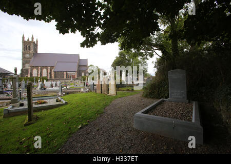 Der Grundstein für Seamus Heaney ist Grab, eingeschrieben mit einem Zitat aus einem seiner Gedichte. Der Dichter von Bellaghy, County Londonderry, starb in einem Krankenhaus in Dublin am 30. August 2013, im Alter von 74. Die Inschrift auf seinem Grabstein ist eine Zeile aus Heaneys Gedicht The Kies Walks, die er in seiner Dankesrede 1995 Nobelpreis verwendet. Es liest: "Walk on Air gegen Ihr besseres Wissen." Heaney Denkmal befindet sich in einer Ecke der Friedhof angrenzenden Str. Marys Pfarrkirche in Bellaghy, in der Nähe seiner Eltern und andere Mitglieder der Familie. Er erhielt den Nobelpreis für Literat Stockfoto