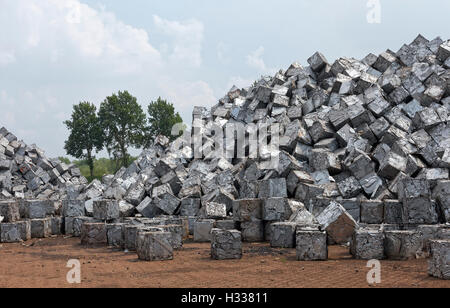 Berg von Schrott, Metall, gepresst in Würfel, metallische Abfälle aus industrieller Produktion, Hafen Duisburg, Duisport, Ruhrgebiet Stockfoto