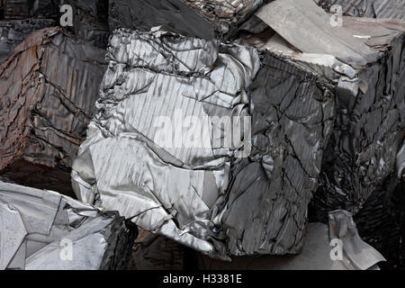 Schrott, in einen Würfel gepresst, Metall Abfälle aus industrieller Produktion, Hafen Duisburg, Duisport, Ruhrgebiet Stockfoto