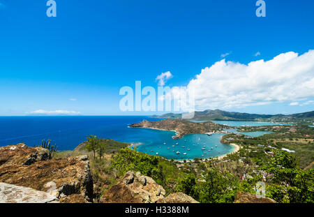 Blick vom Shirley Heights in English Harbour und Windward Bay, Antigua, West Indies, Antigua, Antigua und Barbuda Stockfoto