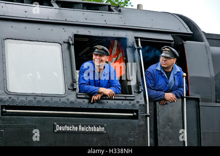 Besatzung der deutschen Klasse 50 Dampf Lok Nr. 50 3501 bei Neuenmarkt, Franken, Bayern Stockfoto
