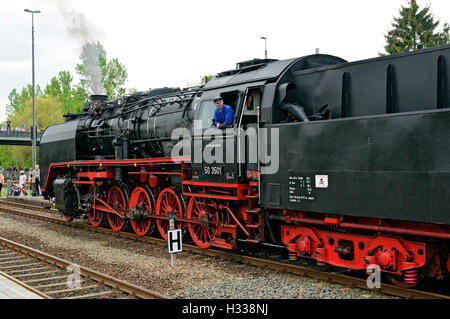 Deutsch Klasse 50 Dampf Lok Nr. 50 3501 bei Neuenmarkt mit einem Zug, der "Schiefe Ebene" neigen, Franken, Bayern Stockfoto