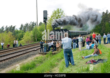 Enthusiasten beobachten Dampf Zug klettern die "Schiefe Ebene" Steigung in der Nähe von Neuenmarkt, Franken, Bayern Stockfoto