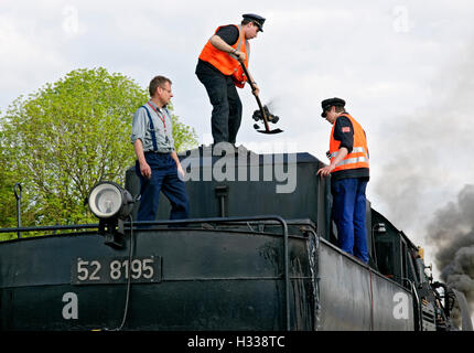 Männer laden Kohle auf Dampflokomotive an die deutsche Dampf-Lokomotive-Museum, Neuenmarkt, Franken, Bayern Stockfoto