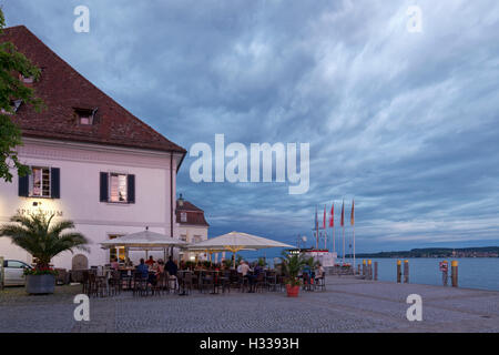 Gret, Markthalle mit Sitzgelegenheiten im Freien an der Seepromenade in den Abend, Überlingen, Bodensee, Baden-Württemberg Stockfoto