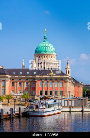 Ausflugsschiff vor Parlament Potsdam und St. Nicholas Church, Potsdam, Brandenburg, Deutschland Stockfoto