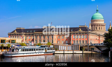 Ausflugsschiff vor Parlament Potsdam und St. Nicholas Church, Potsdam, Brandenburg, Deutschland Stockfoto