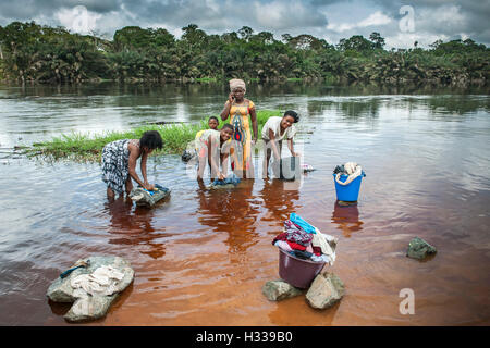 Frauen, die Wäsche am Fluss Ntem im Regenwald, Campo, südlichen Region, Kamerun Stockfoto