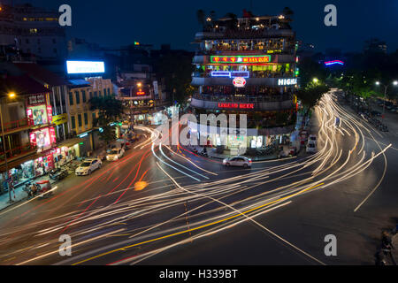 Feierabendverkehr, Autos und Mopeds in der Altstadt, den Hoan Kiem See, Hang Trong, Hoan Kiem, Hanoi, Vietnam Stockfoto