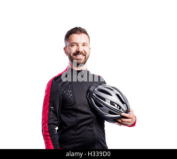 Hipster-Mann im Sport Sweatshirt mit Helm, Studio gedreht Stockfoto