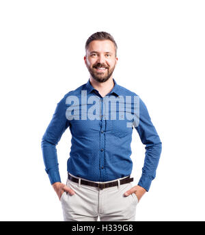 Hipster-Mann im blauen Hemd, Studio gedreht, isoliert Stockfoto