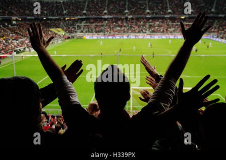 Zuschauern in einem Stadion während eines Fußballspiels Stockfoto