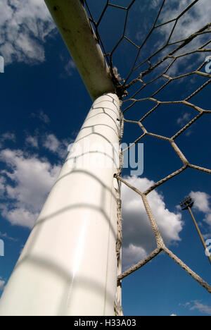 Fußball, Ziel, Detail, blauer Himmel, weiße Wolken und Köln Suedstadion Stadion, Köln, Nordrhein-Westfalen Stockfoto