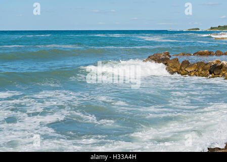 Hohe Wellen und in Istrien, Kroatien Stockfoto