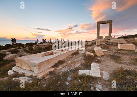 Blick auf Portara und Reste des Tempels des Apollo bei Sonnenuntergang. Stockfoto
