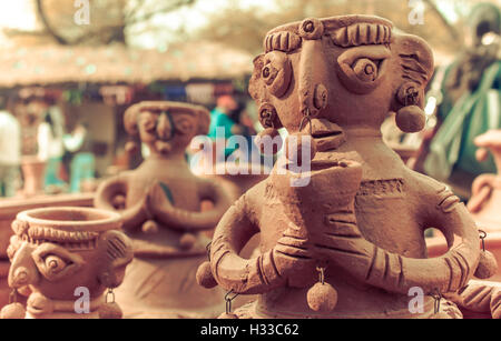 Clay Statue Frau in Surajkund fair, Vintage-Stil Stockfoto