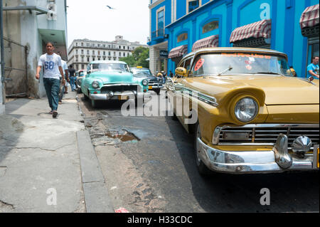 Havanna - 12. Juni 2011: Kubaner Pass bunten amerikanischen Oldtimer Anteil Taxis warten auf Kunden auf einer Straße im Centro. Stockfoto