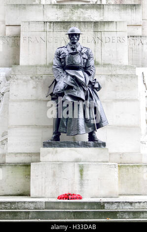 London, England, Vereinigtes Königreich. Königliche Artillerie Memorial am Hyde Park Corner (1925; Charles Sargeant Jagger) zum Gedenken an 49076 Mitglieder... Stockfoto