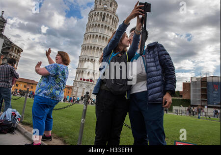 Italien-Tuscany-Pisa. September 2016 gelten Touristen nach Pisa hält das Ende des 12. Jahrhunderts Turm Stockfoto