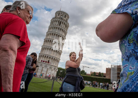 Italien-Tuscany-Pisa. September 2016 gelten Touristen nach Pisa hält das Ende des 12. Jahrhunderts Turm Stockfoto