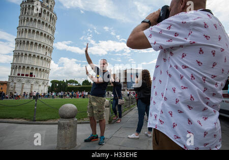 Italien-Tuscany-Pisa. September 2016 gelten Touristen nach Pisa hält das Ende des 12. Jahrhunderts Turm Stockfoto