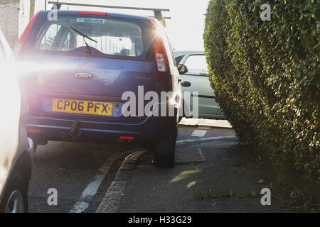 Beispiel für einen verantwortungslosen Fahrer parken illegal auf dem Bürgersteig in Marlborough Road, Falmouth, Cornwall Stockfoto