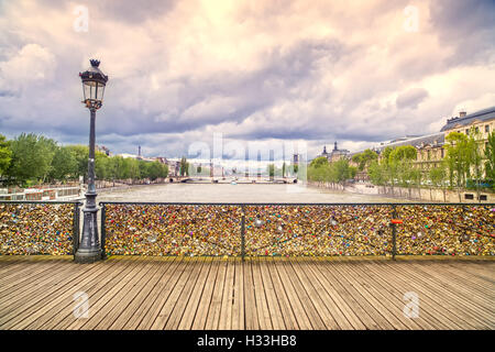 Liebesschlösser auf der Brücke Pont des Arts, Seineufer in Paris. Frankreich, Europa. Stockfoto