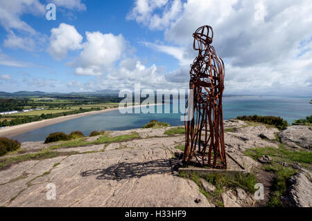 Blechmann-Skulptur auf den Klippen am Llanbedrog. Stockfoto