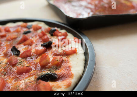 Pizza marinara mit frischen Tomaten, Sardellen und Oliven Stockfoto