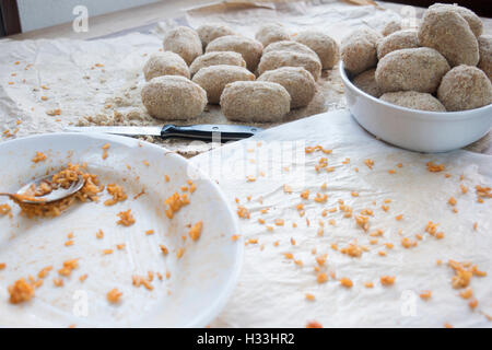 Vorbereitung der italienische Reisbällchen Supplì genannt Stockfoto