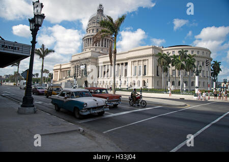 Alte Vintage 1950 amerikanische Autos warten an der Ampel vor der Hauptstadt Nacional Gebäude im Centro Havanna Kuba Stockfoto
