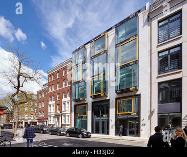 Straßenansicht mit Menschen Wallking Vergangenheit. 46 Whitfield Street, Fitzrovia, Vereinigtes Königreich. Architekt: Brimelow McSweeney Architekten, 2016. Stockfoto