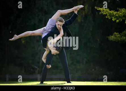 Solist Araminta Wraith und Künstler Henry Dowden führen Bewegungen aus Scottish Ballet "Sibilo", in der versteckte Garten von Tramway, Glasgow, vor dem diesjährigen Welttag Ballett. Stockfoto