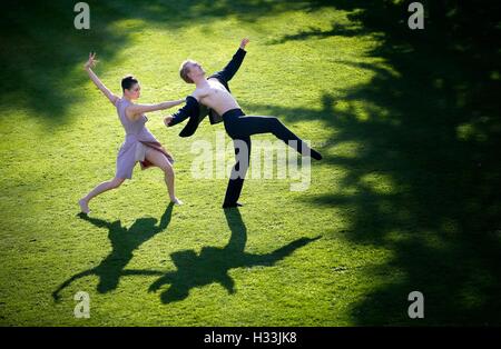 Solist Araminta Wraith und Künstler Henry Dowden führen Bewegungen aus Scottish Ballet "Sibilo", in der versteckte Garten von Tramway, Glasgow, vor dem diesjährigen Welttag Ballett. Stockfoto