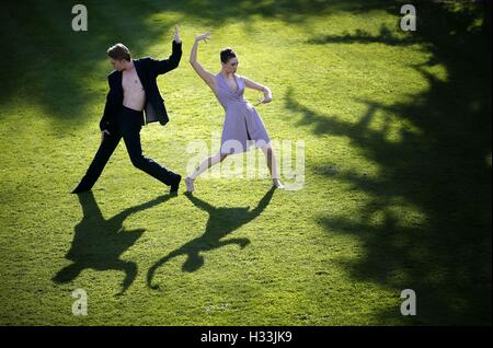 Solist Araminta Wraith und Künstler Henry Dowden führen Bewegungen aus Scottish Ballet "Sibilo", in der versteckte Garten von Tramway, Glasgow, vor dem diesjährigen Welttag Ballett. Stockfoto