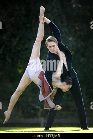 Solist Araminta Wraith und Künstler Henry Dowden führen Bewegungen aus Scottish Ballet "Sibilo", in der versteckte Garten von Tramway, Glasgow, vor dem diesjährigen Welttag Ballett. Stockfoto