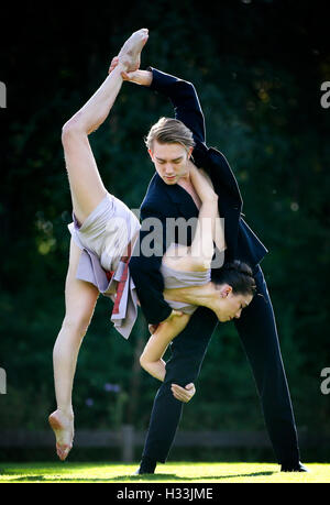 Solist Araminta Wraith und Künstler Henry Dowden führen Bewegungen aus Scottish Ballet "Sibilo", in der versteckte Garten von Tramway, Glasgow, vor dem diesjährigen Welttag Ballett. Stockfoto