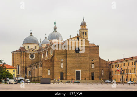 Kirche Santa Giustina und Prato della Valle Marktplatz Padova Stockfoto