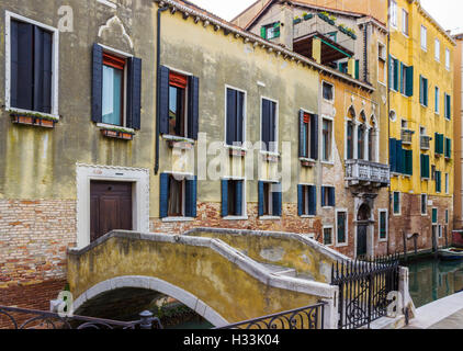 Brücke führt zum Haus über Kanal in Venedig, Italien. Stockfoto