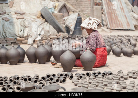 Ein Töpfer bei der Arbeit in Potter Quadrat, Bhaktapur, Nepal, Asien Stockfoto