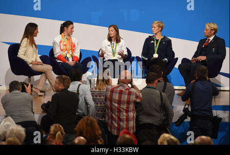 (links nach rechts) Annie Emmerson spricht mit Großbritannien Athleten Dame Sarah Storey, Helen Richardson-Walsh, Vicky Thornley und Andrew T Hodge auf der Bühne bei der konservativen Partei-Konferenz im ICC in Birmingham. Stockfoto