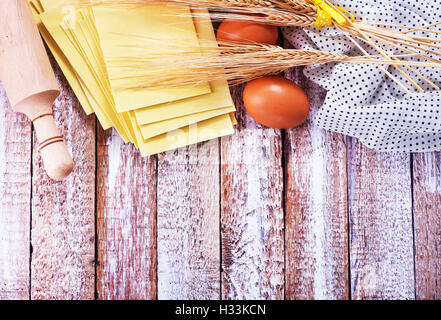 Blätter für Lasagne auf dem weißen Tisch Stockfoto