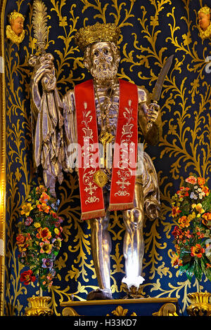 Italien Sizilien Äolischen Archipels Lipari Insel Statue des Heiligen Bartholomäus in St.-Bartholomäus Kirche im Schlosspark Stockfoto